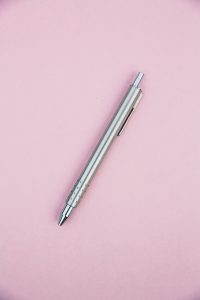 Gray pen symbolizing no contracts - Inderly IT support services (Toronto)
