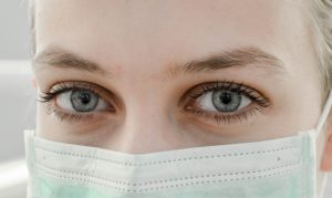 Blue eyes above medical mask - Crisis management - Inderly IT